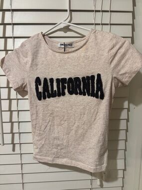 Princess Polly Women's
California Graphic Tee Size 2
Beige Short Sleeve Crop Top